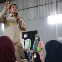Kembali Sambangi Pengungsi Terdampak Kebakaran TPA Jatiwaringin, Bupati Tangerang Salurkan Bantuan dan Mohon Doa Masyarakat