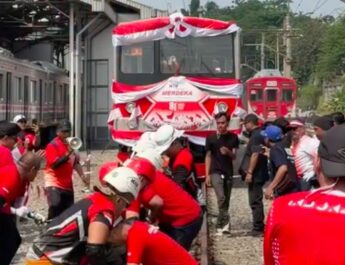 Tarik Tambang Nggak Level, Ada Lomba Tarik KRL di Depok