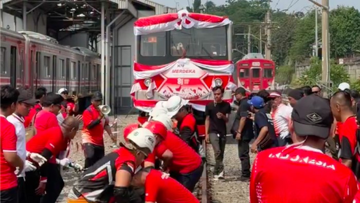 Tarik Tambang Nggak Level, Ada Lomba Tarik KRL di Depok