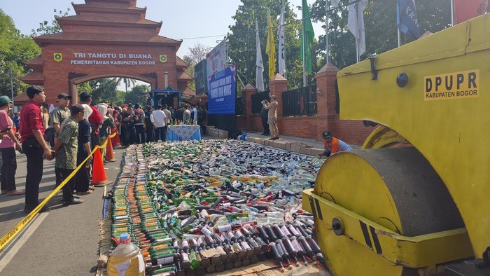 15 Ribu Botol Miras Hasil Sitaan 3 Bulan di Bogor Dimusnahkan
