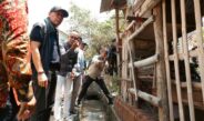 Waka DPR Saan Tinjau Kekeringan di Desa Slangit Cirebon, Salurkan Air Bersih