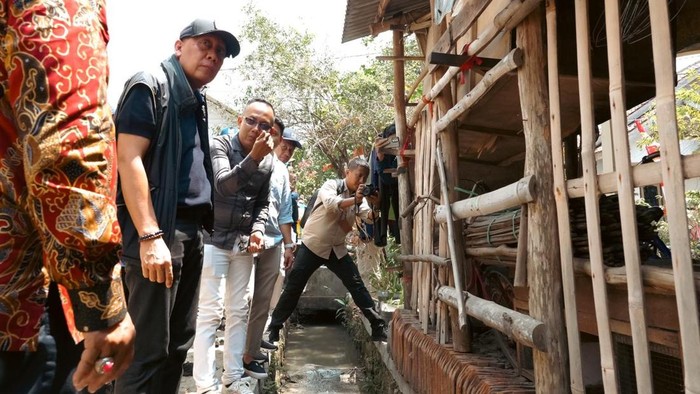 Waka DPR Saan Tinjau Kekeringan di Desa Slangit Cirebon, Salurkan Air Bersih
