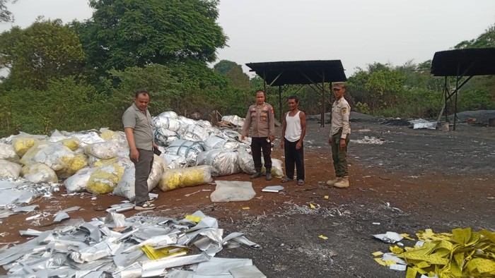 Polisi Minta Setop Pembakaran Bungkus Permen yang Diprotes Warga Bogor